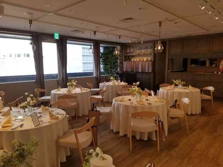 披露宴会場。大きなオープンキッチンが併設されている。