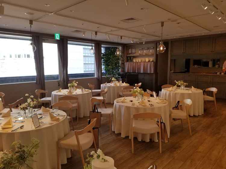 披露宴会場。大きなオープンキッチンが併設されている。