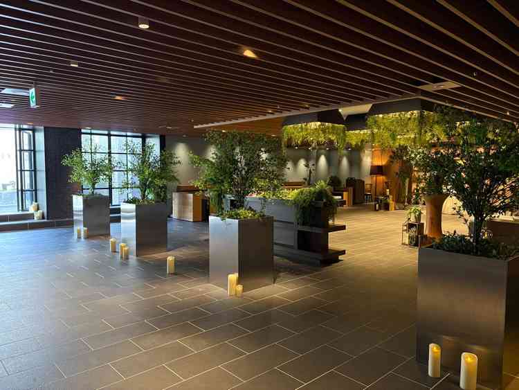 式の後や、披露宴の前に、0.5次会として使用できるスペースです。