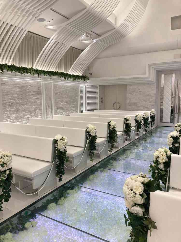 バージンロードは、一枚ずつ灯を照らしていくことができるとのことでした。