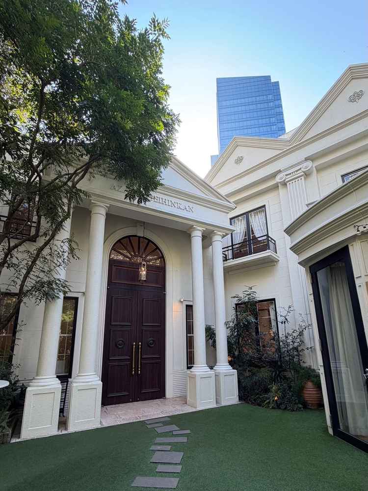 受付/挙式会場等が入る建物。導線はシンプルです。