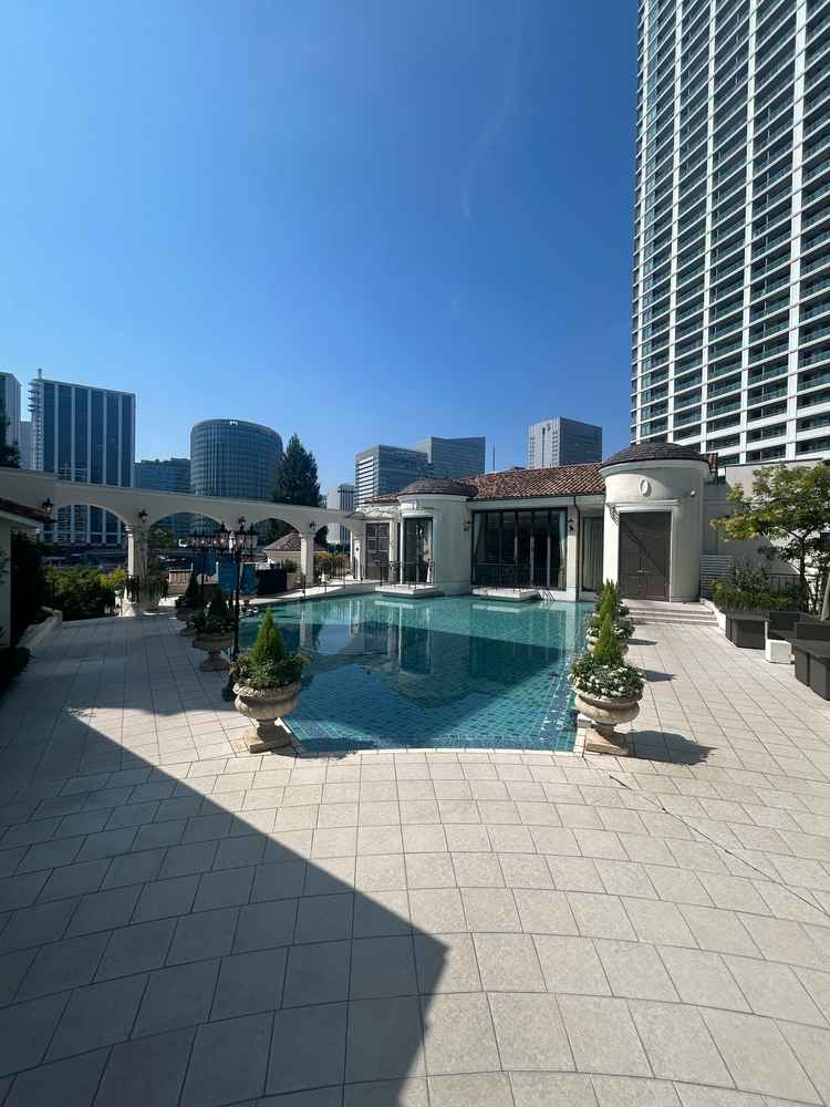 チャペルから出るとすぐプールがあり、そのままウェルカムパーティの様なセレモニーができる。