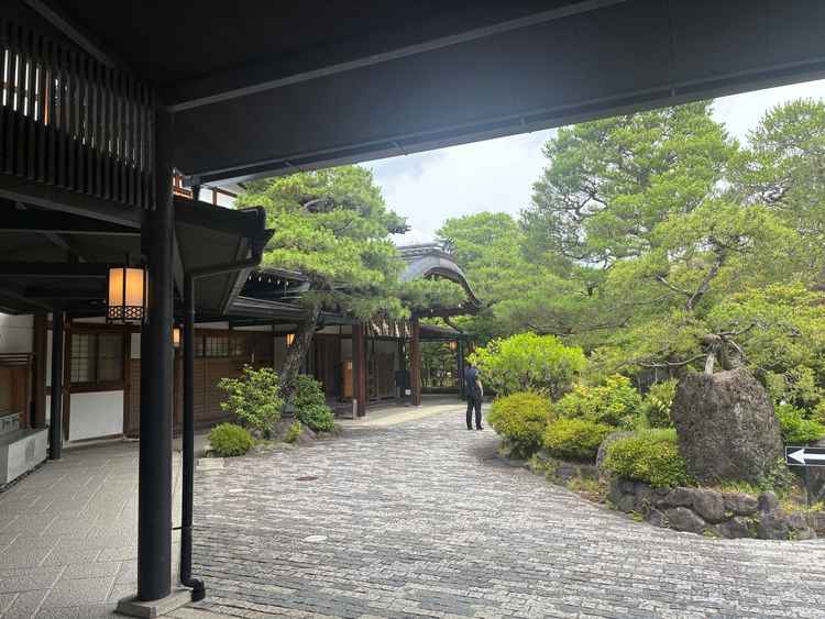雨天時でも雨に濡れず移動できる。ロータリーまでタクシーをつけることができ、歩く距離が短い。