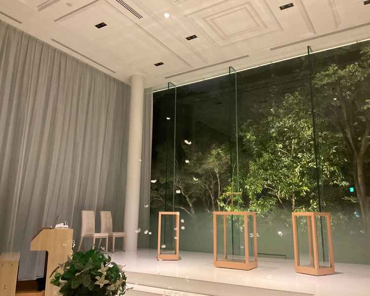 天使の羽が舞い降りてくる演出をしているときのチャペル。