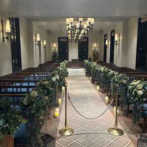 チャペル。純白な雰囲気ではないのでどんなドレスでも合いそうです。