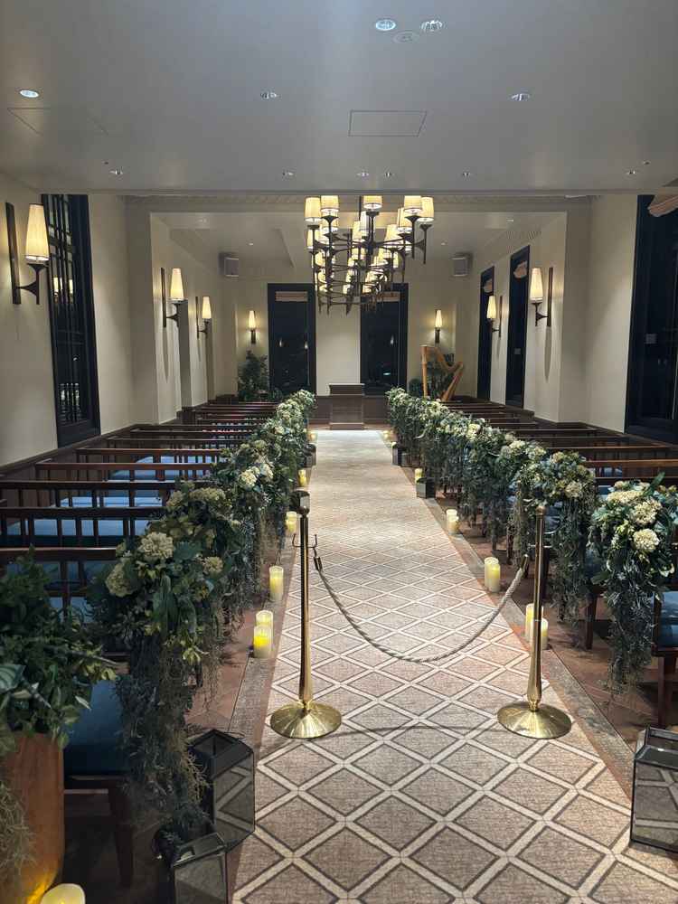 チャペル。純白な雰囲気ではないのでどんなドレスでも合いそうです。