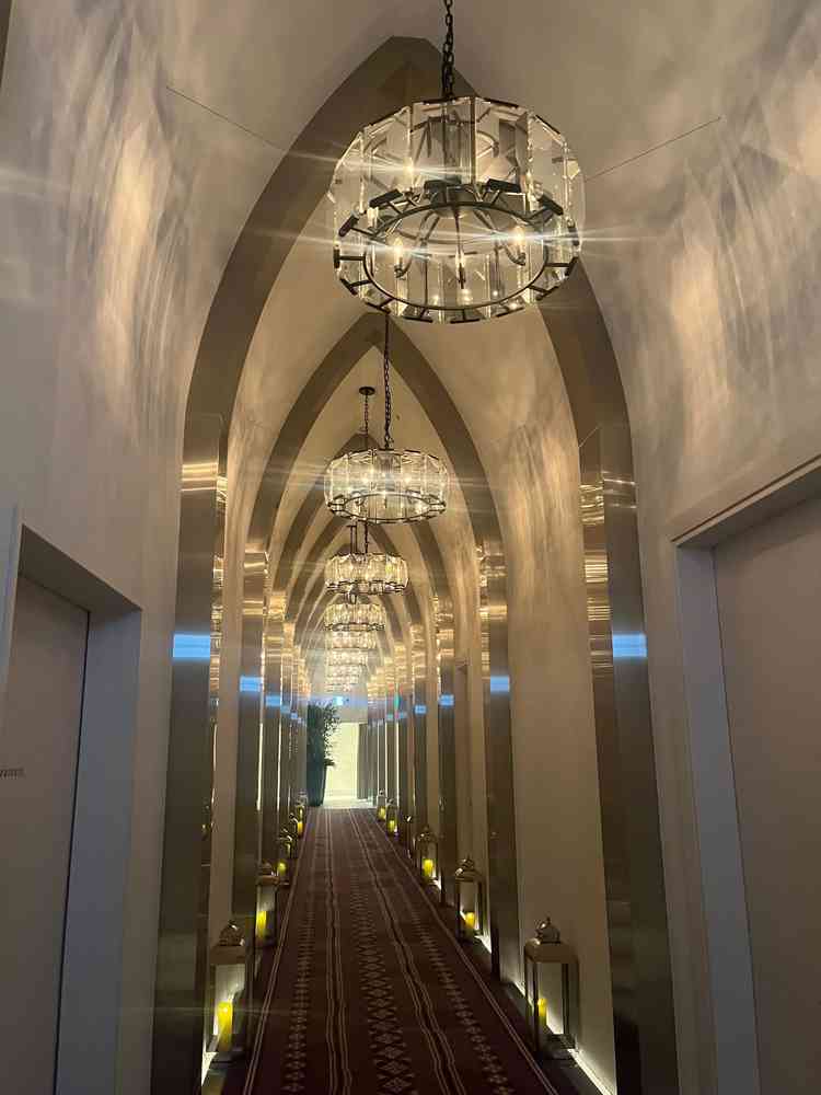 チャペルまでの廊下。空気感が変わります。