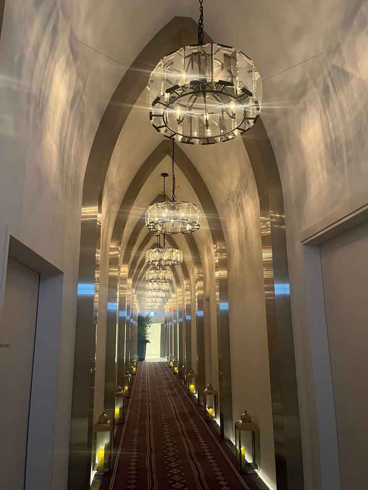 チャペルまでの廊下。空気感が変わります。