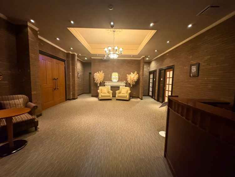 チャペルの入り口。併せて右手には親族専用の待合室もチャペル内に用意されていた。