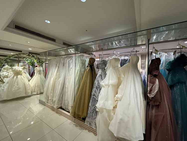 ドレスサロンにたくさんのドレスがあり、試着し放題という点はとても魅力的に感じました。