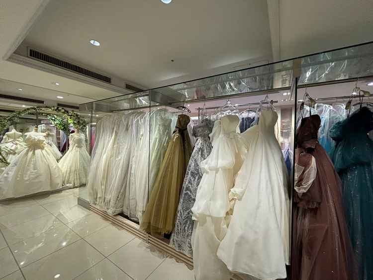 ドレスサロンにたくさんのドレスがあり、試着し放題という点はとても魅力的に感じました。