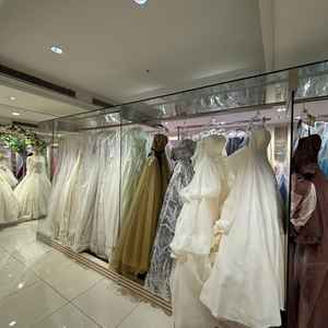 ドレスサロンにたくさんのドレスがあり、試着し放題という点はとても魅力的に感じました。