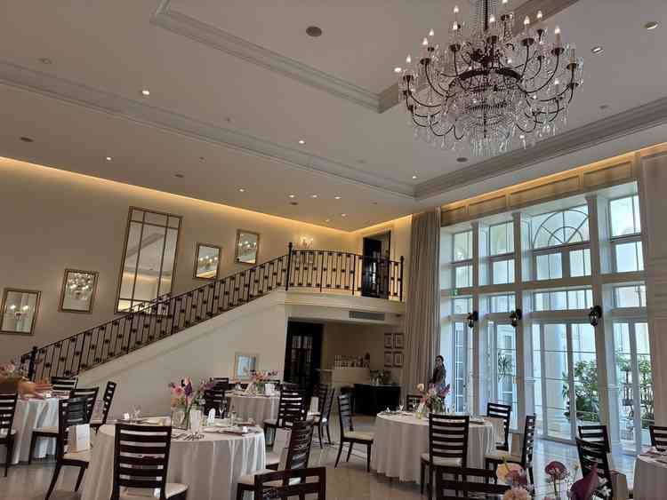 披露宴会場登場（階段の場合）