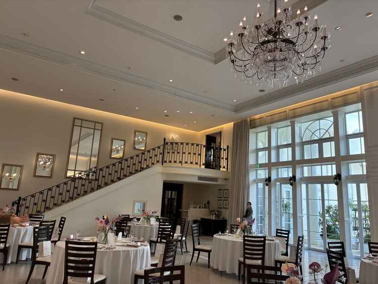 披露宴会場登場（階段の場合）