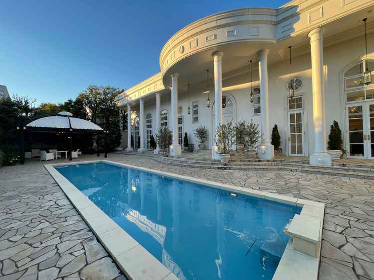 プール付きのガーデン、いろんな企画が出来そうです！