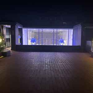 チャペルの奥は外に出ることができて、鴨川も一望することができます。