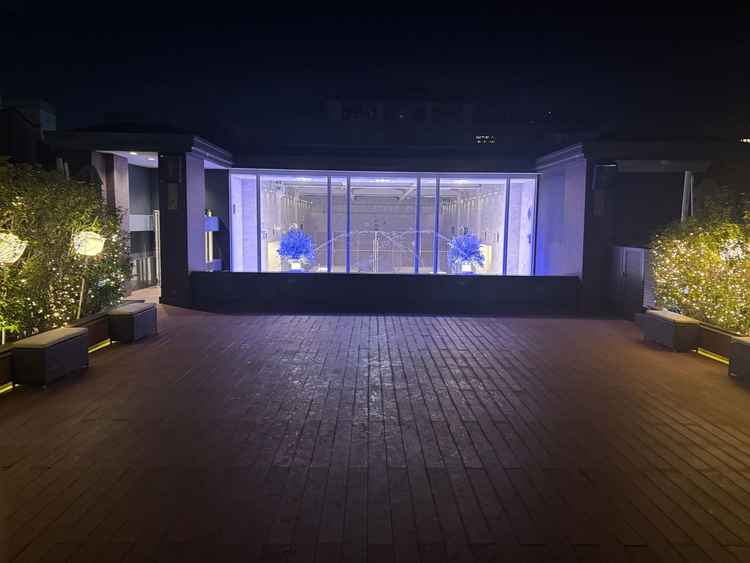 チャペルの奥は外に出ることができて、鴨川も一望することができます。