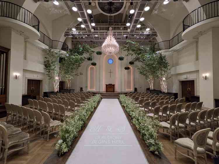 チャペル。天井が高いです。