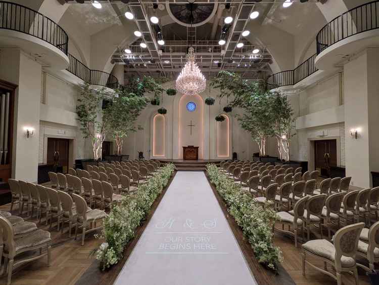 チャペル。天井が高いです。