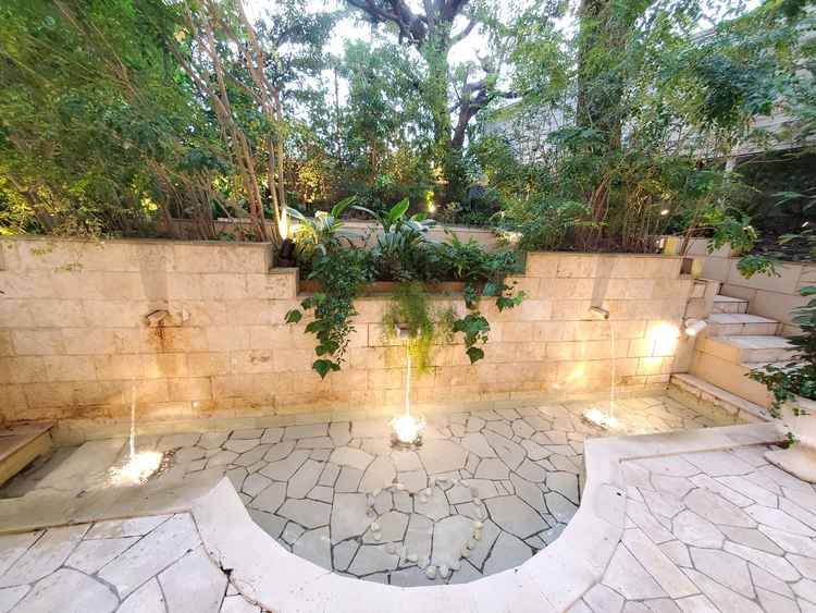 流れる水の音とみどりが過ごしやすさを演出してくれてました。水の中には隠しハートもあり。