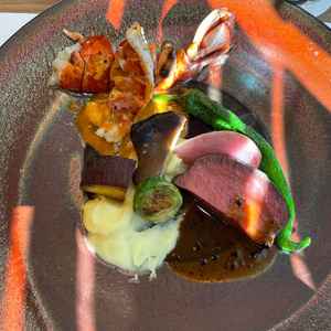 オマール海老と牛フィレ肉。本来は別皿にて提供だが試食会のため一皿に。文句なしに豪華で美味しい。