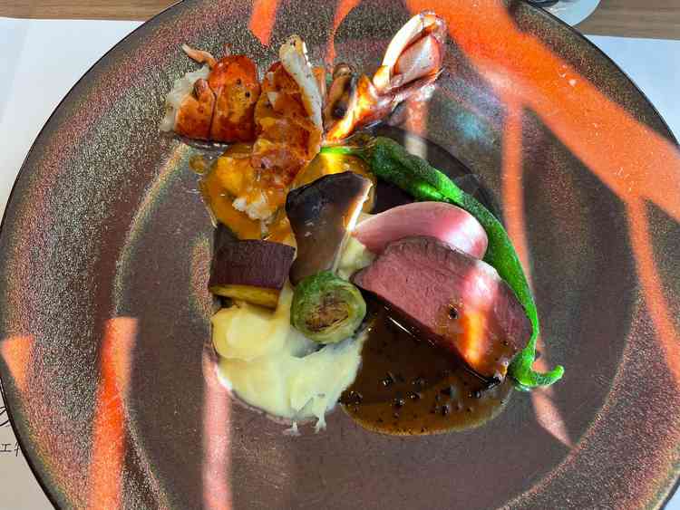 オマール海老と牛フィレ肉。本来は別皿にて提供だが試食会のため一皿に。文句なしに豪華で美味しい。