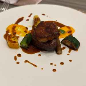 フレンチの試食。野菜の甘み、フォアグラと牛肉が互いを引き立て、濃厚だが食べやすい一品。