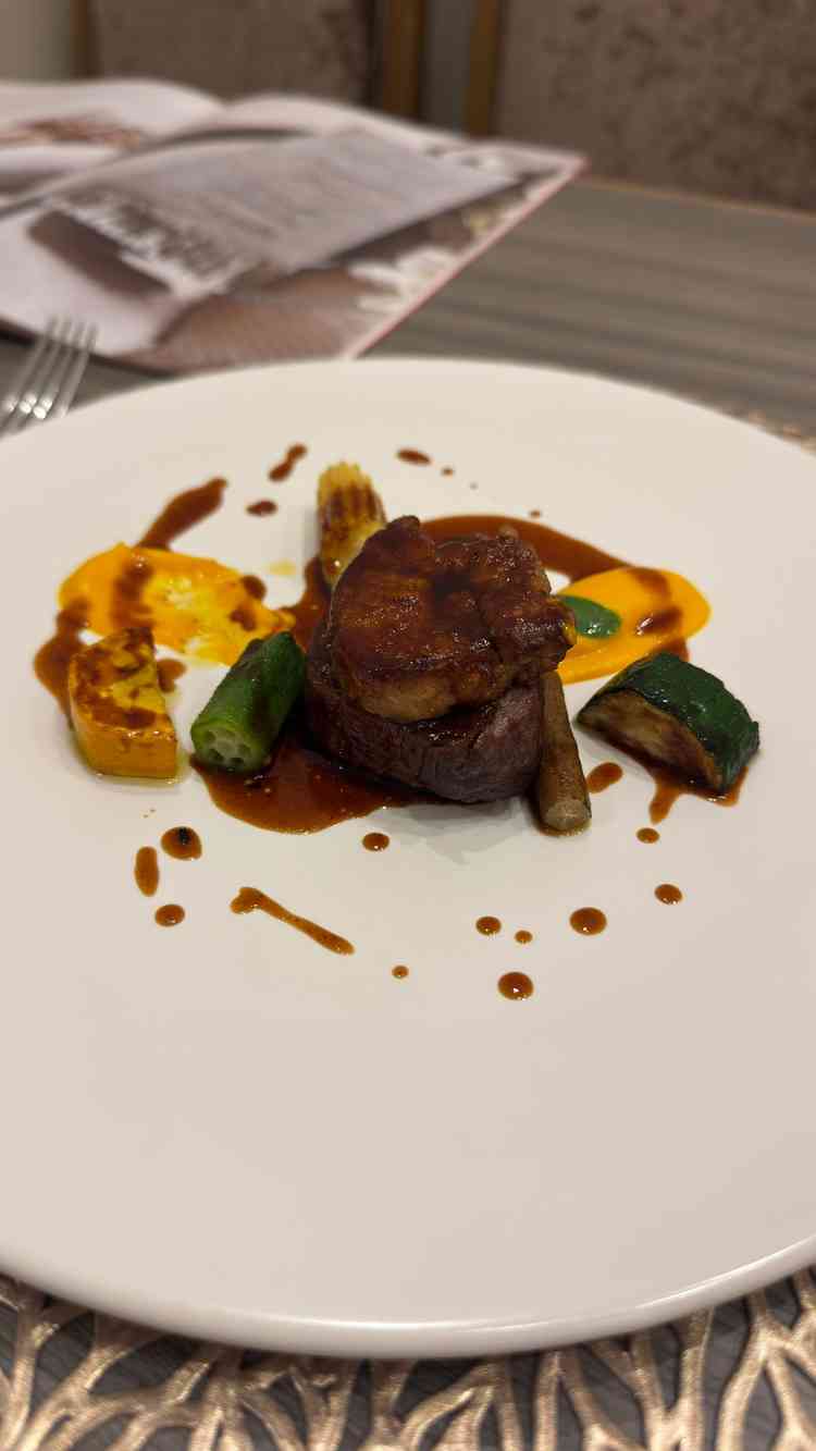 フレンチの試食。野菜の甘み、フォアグラと牛肉が互いを引き立て、濃厚だが食べやすい一品。