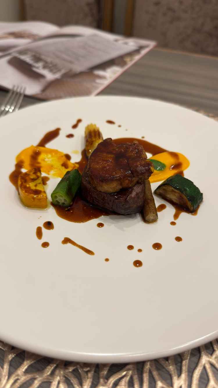 フレンチの試食。野菜の甘み、フォアグラと牛肉が互いを引き立て、濃厚だが食べやすい一品。