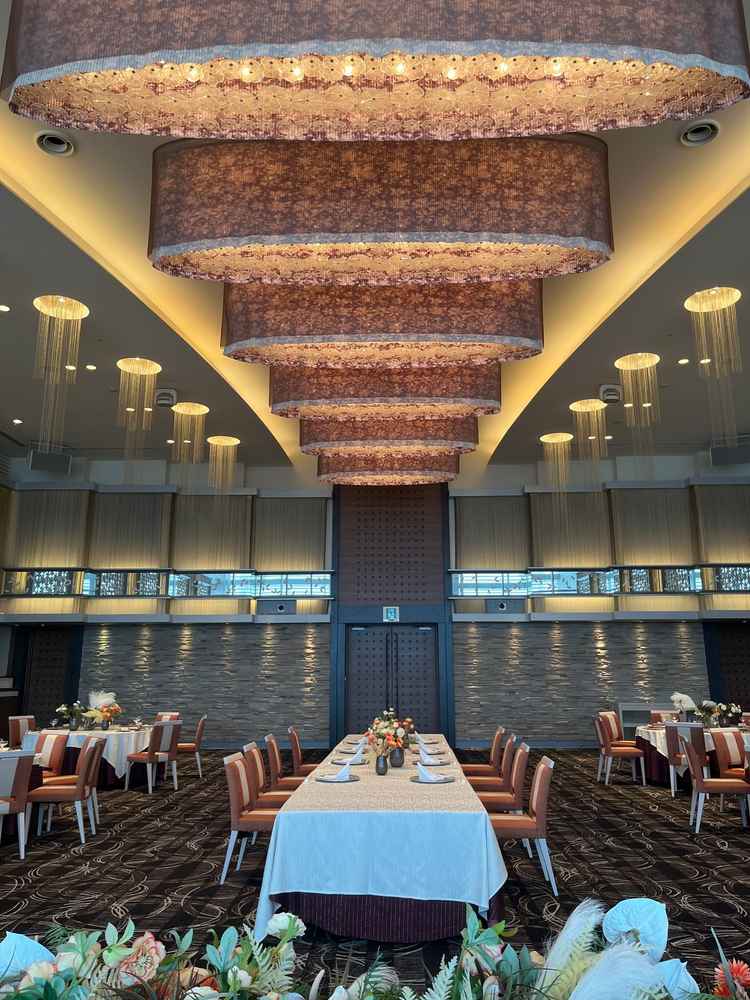 披露宴会場の写真。広々とした披露宴会場で、明るく華やかな雰囲気でした。