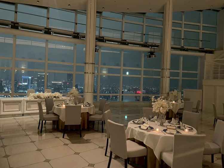 披露宴会場の様子。こちらの会場もガラス一面張りで夜景が綺麗に見えます