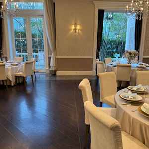 披露宴会場はガーデンと繋がっていた。一月は窓が開いていると寒い。