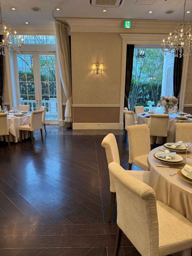 披露宴会場はガーデンと繋がっていた。一月は窓が開いていると寒い。