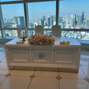 白を基調とした披露宴会場。天井が高く、開放感がありました。