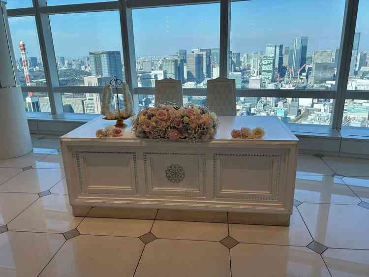 白を基調とした披露宴会場。天井が高く、開放感がありました。