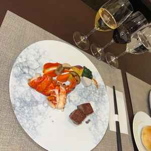 オマール海老は癖も少なく、牛肉はとろけるように食べれて野菜は一つ一つこだわり仕入れててとても美味しい