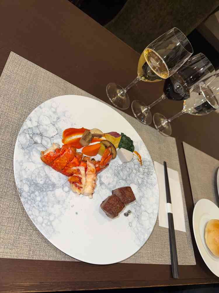 オマール海老は癖も少なく、牛肉はとろけるように食べれて野菜は一つ一つこだわり仕入れててとても美味しい