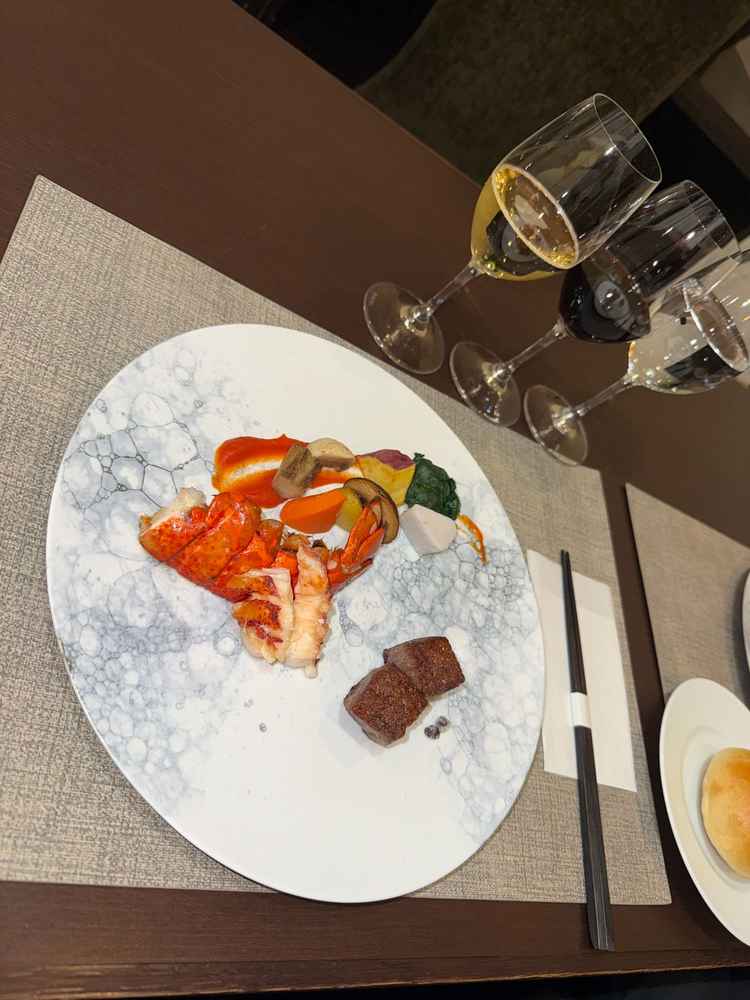 オマール海老は癖も少なく、牛肉はとろけるように食べれて野菜は一つ一つこだわり仕入れててとても美味しい