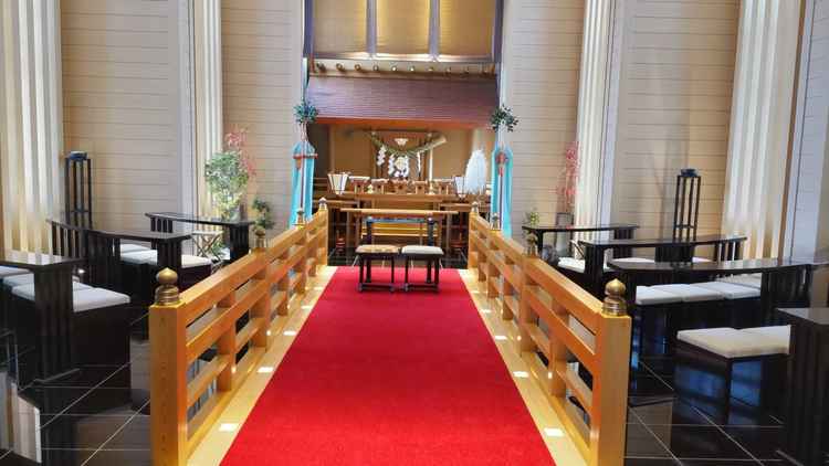 神殿の様子。真ん中の橋を中心に波紋を描く席が印象的でした。