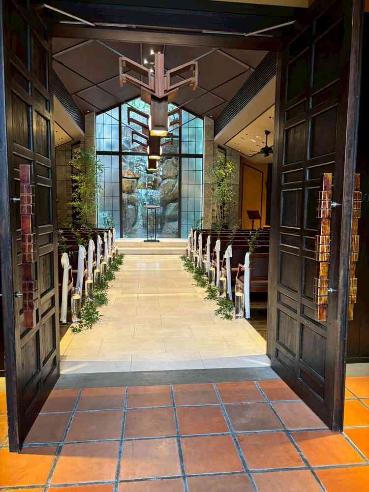 チャペル内の写真。自然光がきれいでした。