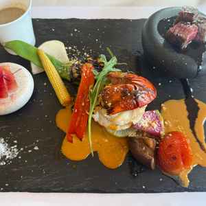 試食です。いろんなお野菜が添えられていて、鮮やかで、美味しかったです。