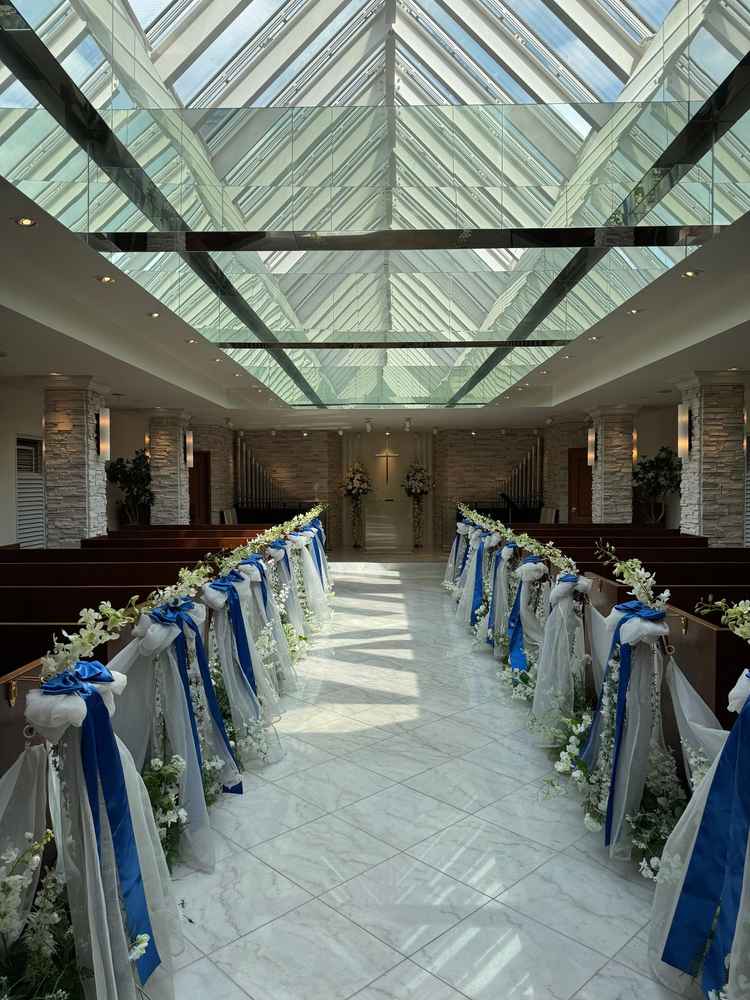 チャペルの写真。天井がガラスになっていて、太陽光が差し込んでとても綺麗でした。