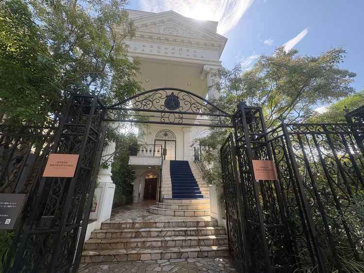 外観。ギリシャ神殿のようなエントランスに青絨毯。