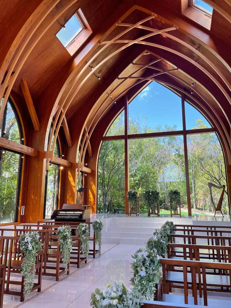 檜の香りがする、自然光豊かなチャペル。雨でも暗くならない工夫がされるとの事で安心。