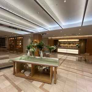 披露宴会場の控え室です。とても広く、バーカウンターも併設されており、過ごしやすい工夫がされています。