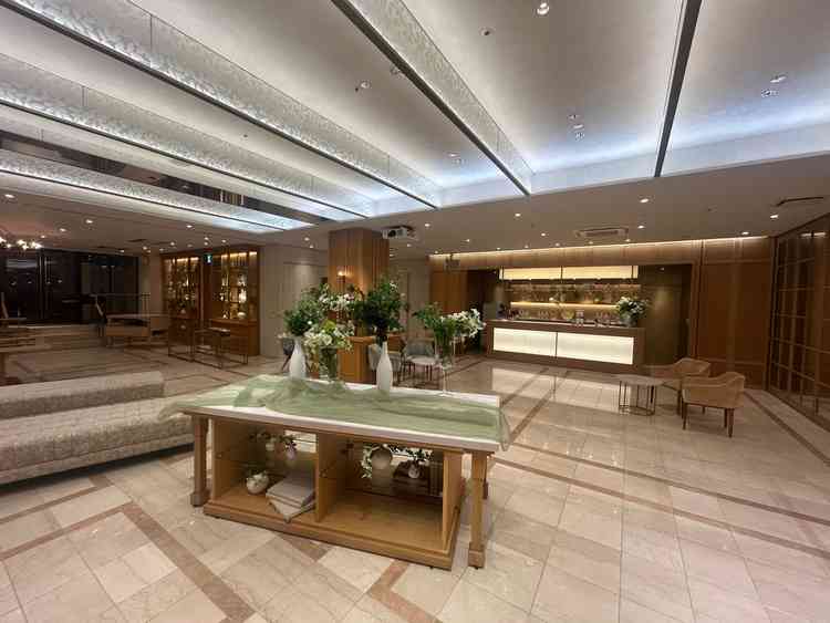 披露宴会場の控え室です。とても広く、バーカウンターも併設されており、過ごしやすい工夫がされています。