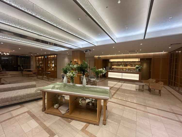 披露宴会場の控え室です。とても広く、バーカウンターも併設されており、過ごしやすい工夫がされています。