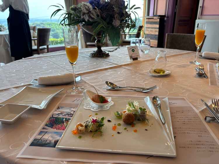 披露宴会場で試食させていただいたお料理。実際に結婚式で出されるものを試食しました。