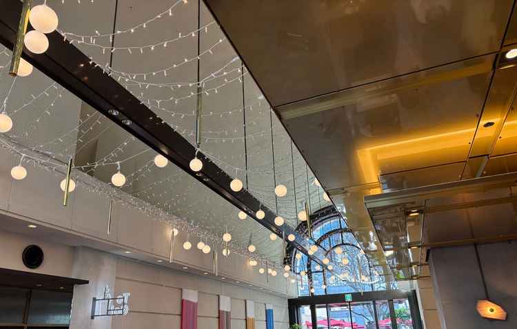 カフェのライトも洗練されていました。