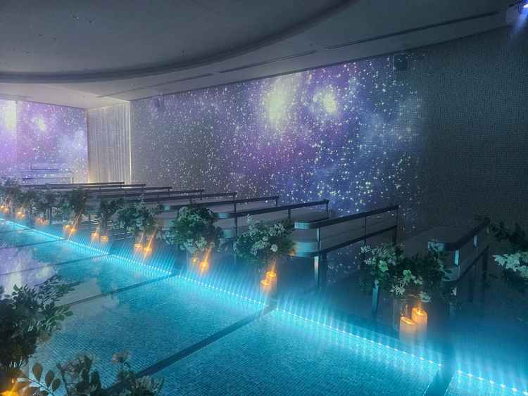 カーテンをしめて、ライトアップされた挙式場の